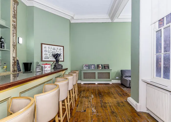 Munster , 7 Henrietta Street, Centre Apartment *