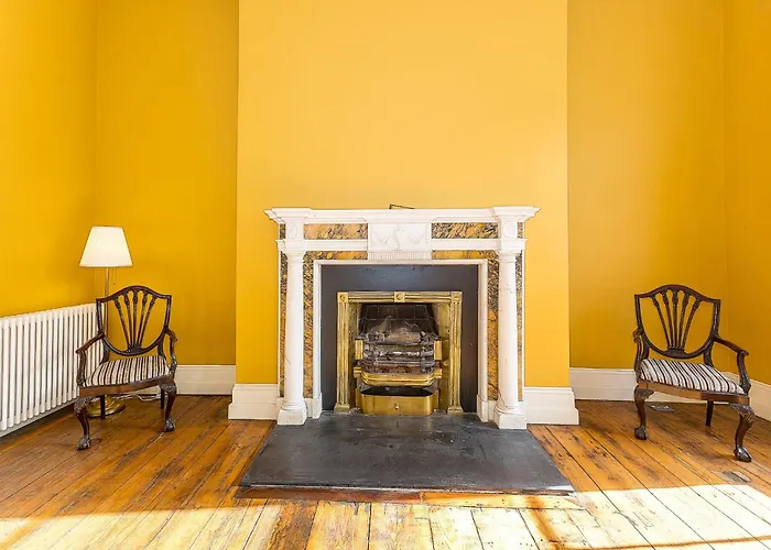 Munster , 7 Henrietta Street, Centre *