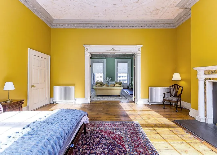 Munster , 7 Henrietta Street, Centre Apartment