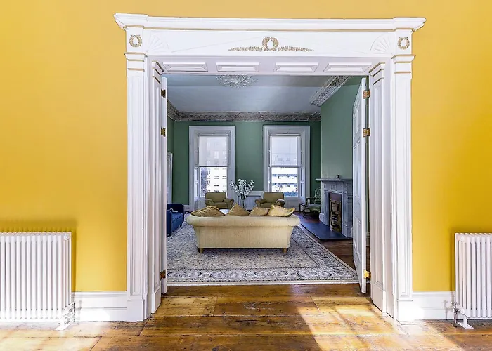 Munster , 7 Henrietta Street, Centre Apartment